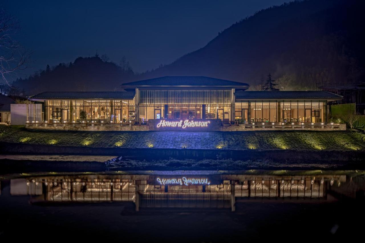 Howard Johnson Huashuiwan Hot Springs Resort تشنجدو المظهر الخارجي الصورة