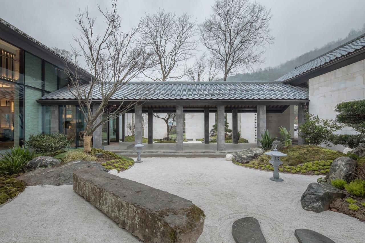 Howard Johnson Huashuiwan Hot Springs Resort تشنجدو المظهر الخارجي الصورة