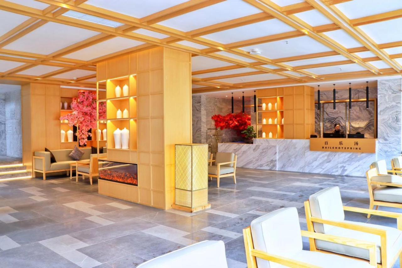 Howard Johnson Huashuiwan Hot Springs Resort تشنجدو المظهر الخارجي الصورة