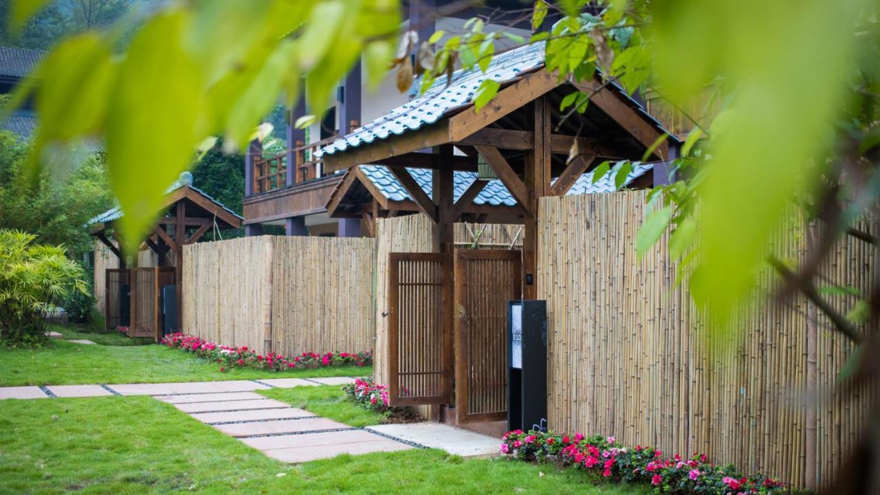 Howard Johnson Huashuiwan Hot Springs Resort تشنجدو المظهر الخارجي الصورة